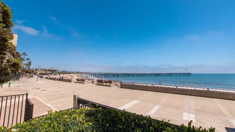 אתר נופש Crowne Plaza Ventura Beach, An Ihg