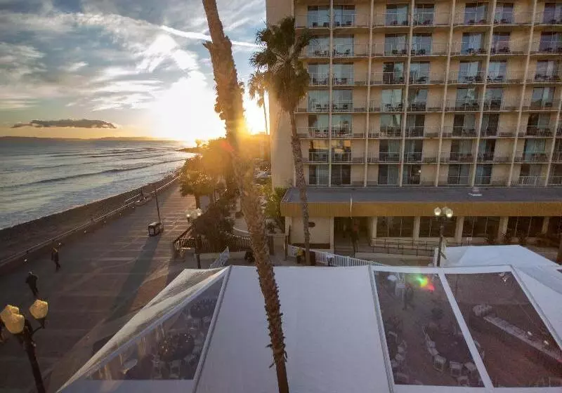 אתר נופש Crowne Plaza Ventura Beach, An Ihg