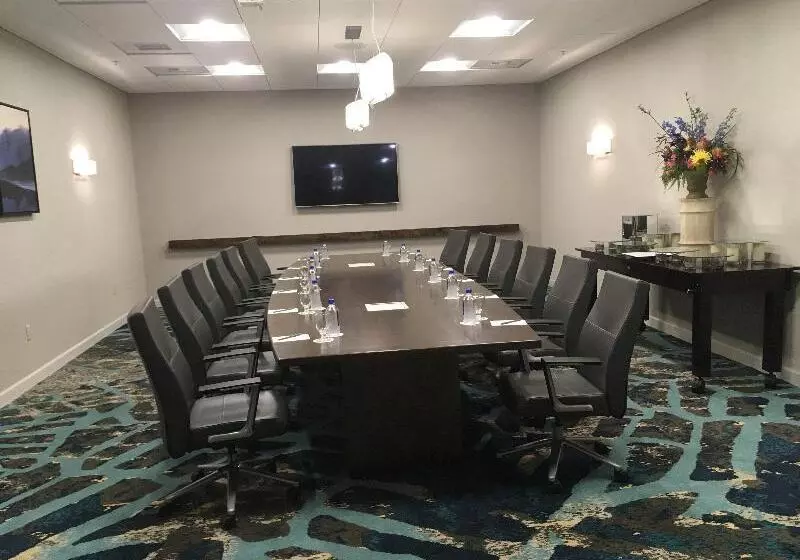 אתר נופש Crowne Plaza Ventura Beach, An Ihg