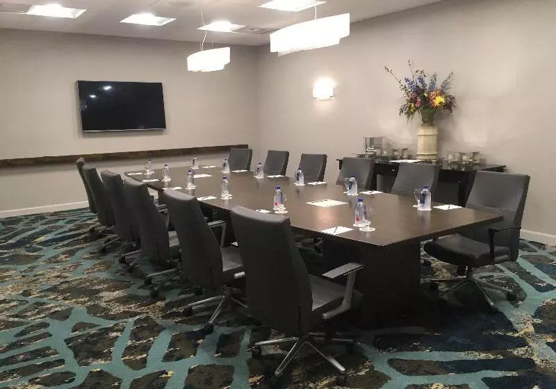 אתר נופש Crowne Plaza Ventura Beach, An Ihg