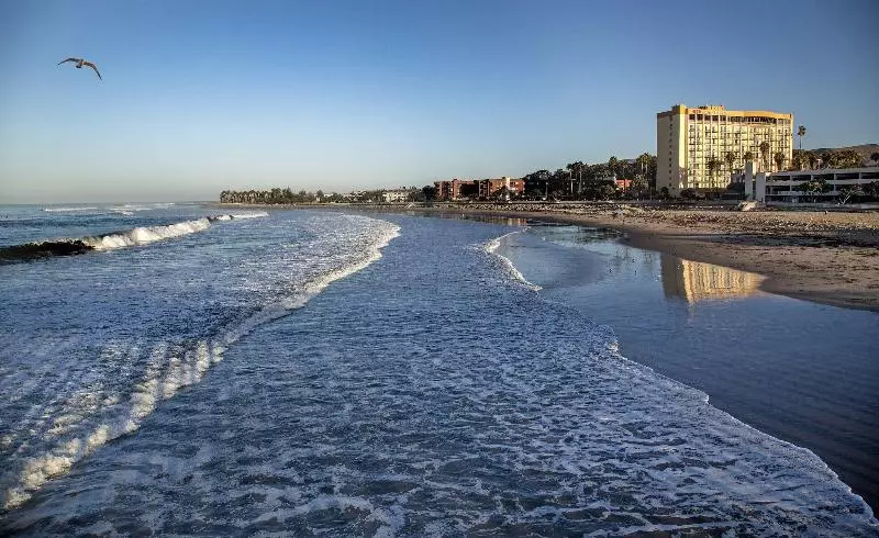 אתר נופש Crowne Plaza Ventura Beach, An Ihg