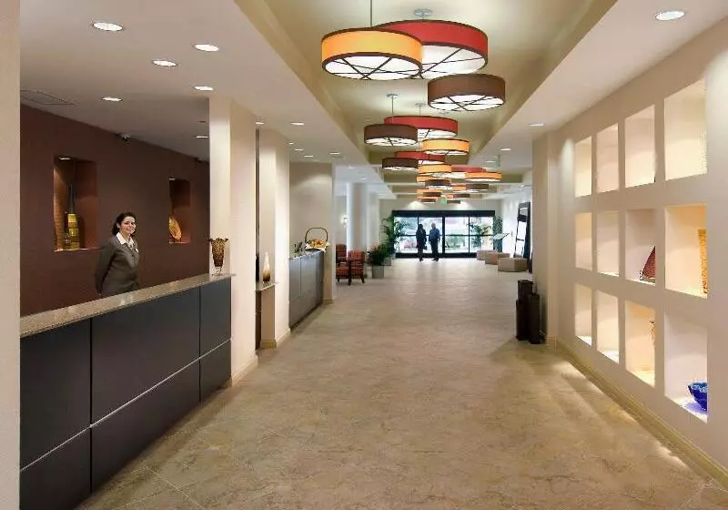 אתר נופש Crowne Plaza Ventura Beach, An Ihg
