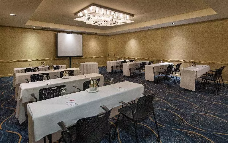 אתר נופש Crowne Plaza Ventura Beach, An Ihg