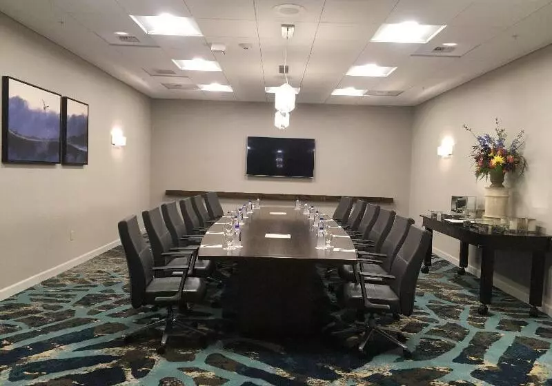 אתר נופש Crowne Plaza Ventura Beach, An Ihg