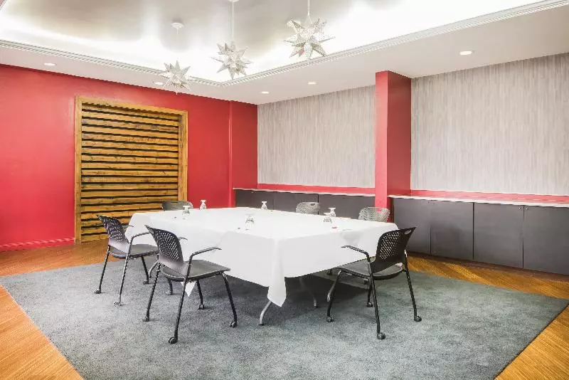 אתר נופש Crowne Plaza Ventura Beach, An Ihg