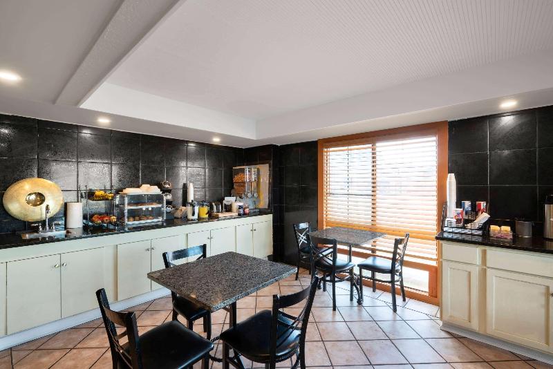 هتل Howard Johnson By Wyndham Atlanta College Park