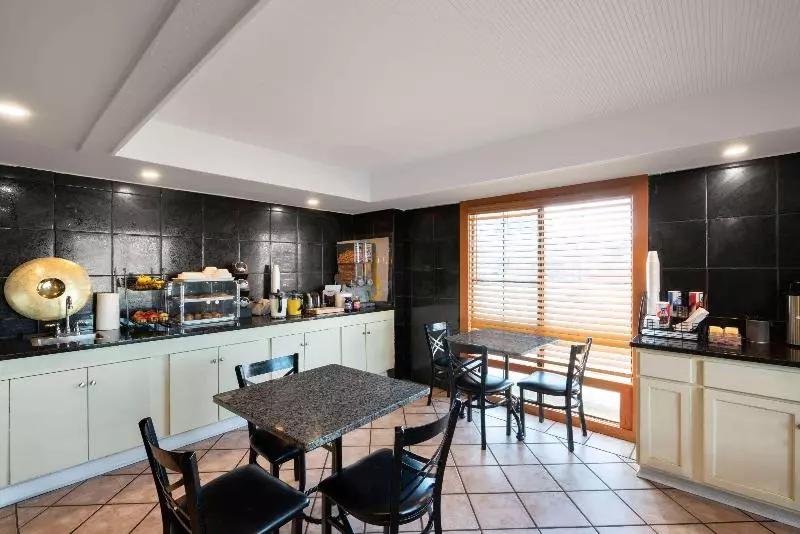 ホテル Howard Johnson By Wyndham Atlanta College Park