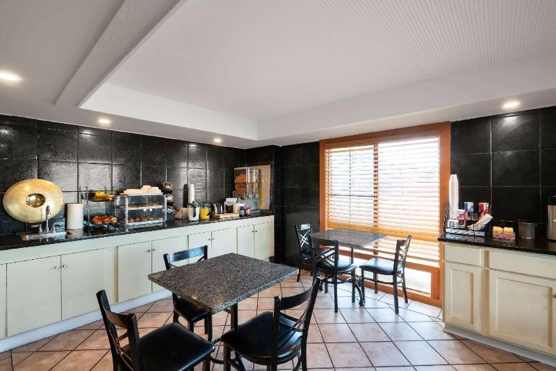 هتل Howard Johnson By Wyndham Atlanta College Park