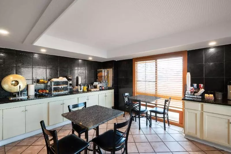 ホテル Howard Johnson By Wyndham Atlanta College Park