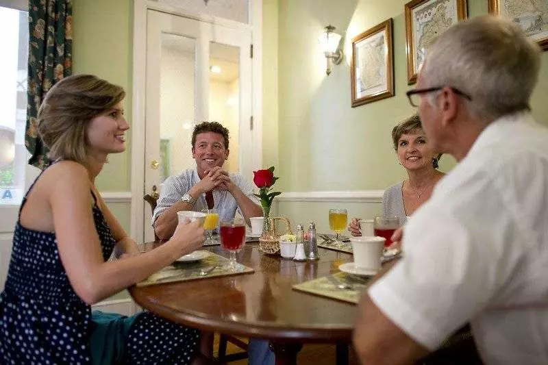 ホテル Kings Courtyard Inn