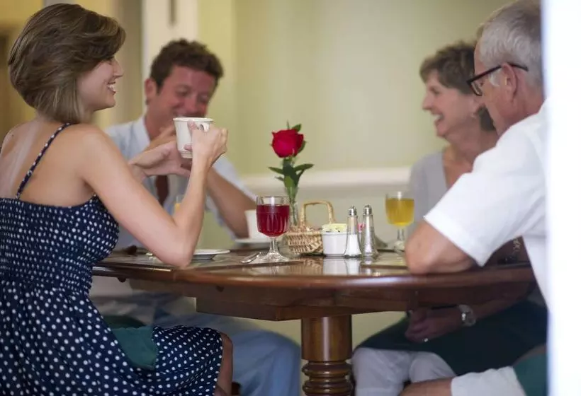 ホテル Kings Courtyard Inn