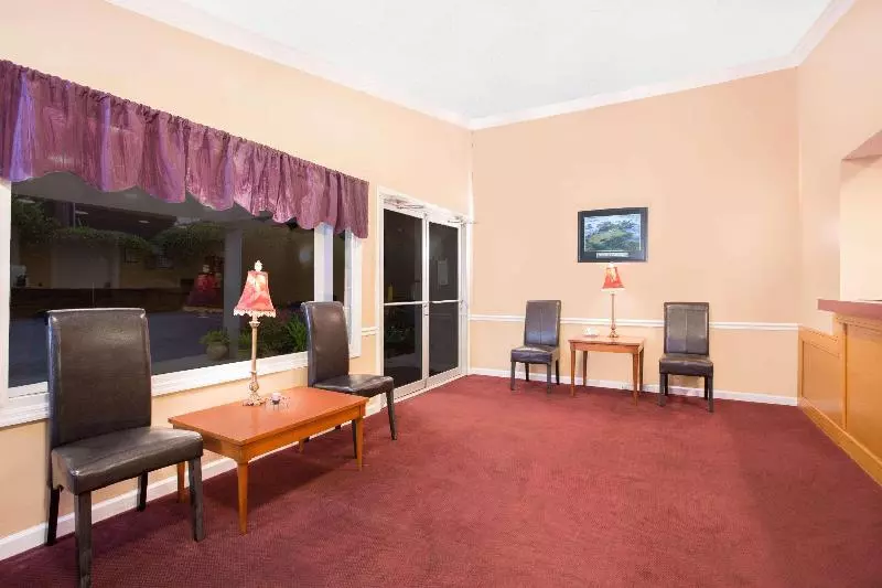 בית מלון כפרי Knights Inn Augusta