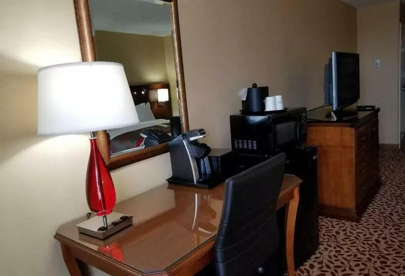 호텔 Ramada Plaza & Conf Center By Wyndham Fort Wayne