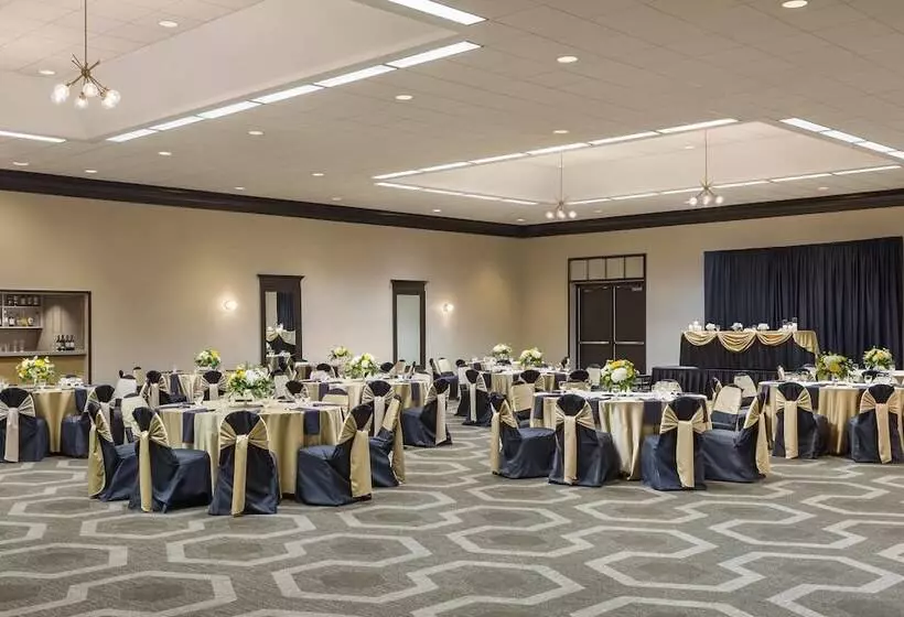 בית מלון כפרי Four Points By Sheraton Milwaukee Airport