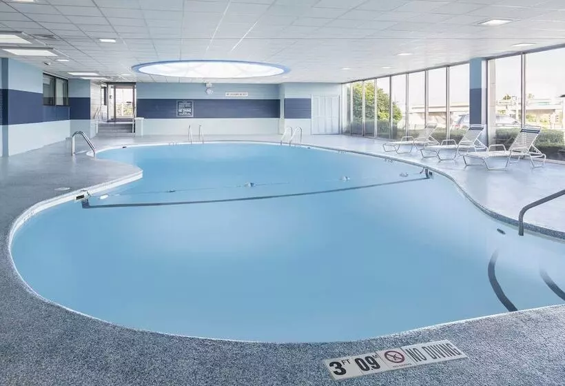 בית מלון כפרי Four Points By Sheraton Milwaukee Airport