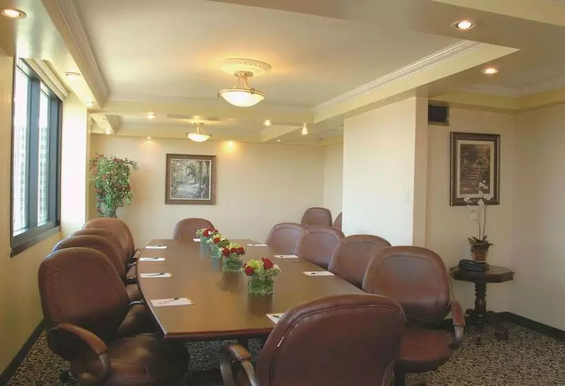 בית מלון כפרי Hilton Garden Inn Los Angeles Airport