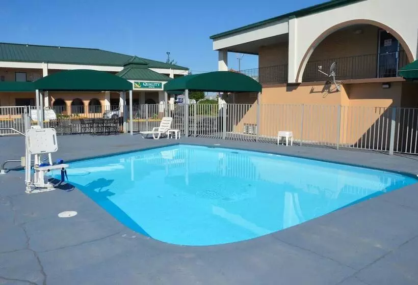 בית מלון כפרי Quality Inn