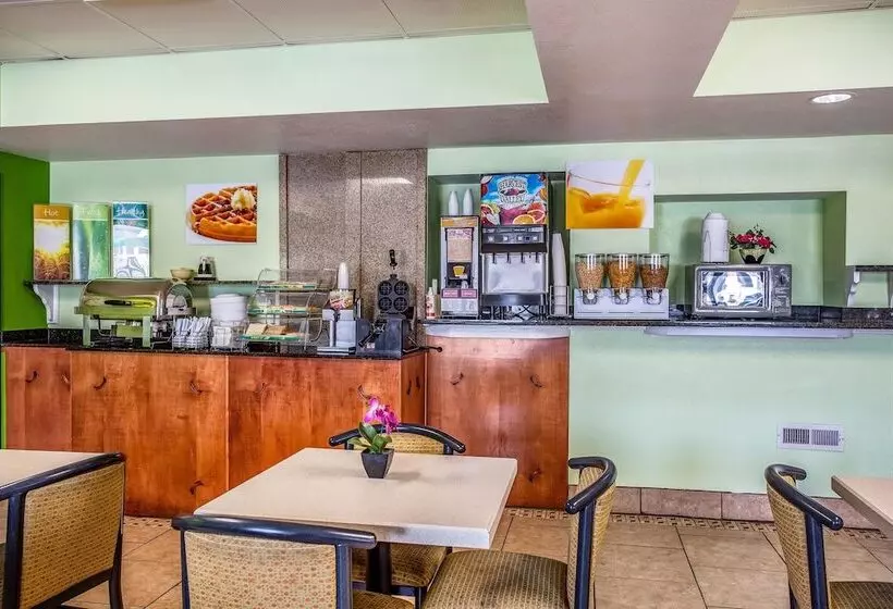 בית מלון כפרי Quality Inn