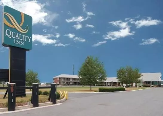 호텔 Quality Inn Breeze Manor