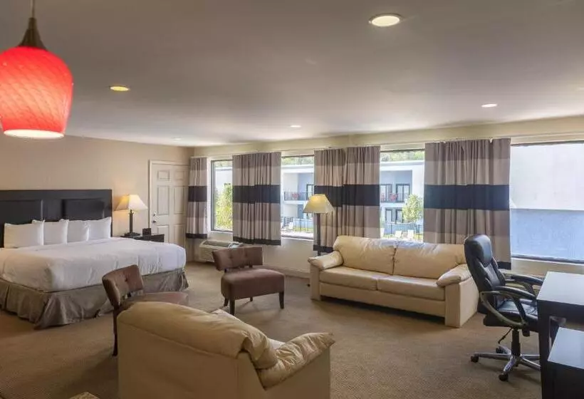 Cottonwood Suites Savannah Hotel & Conference Center