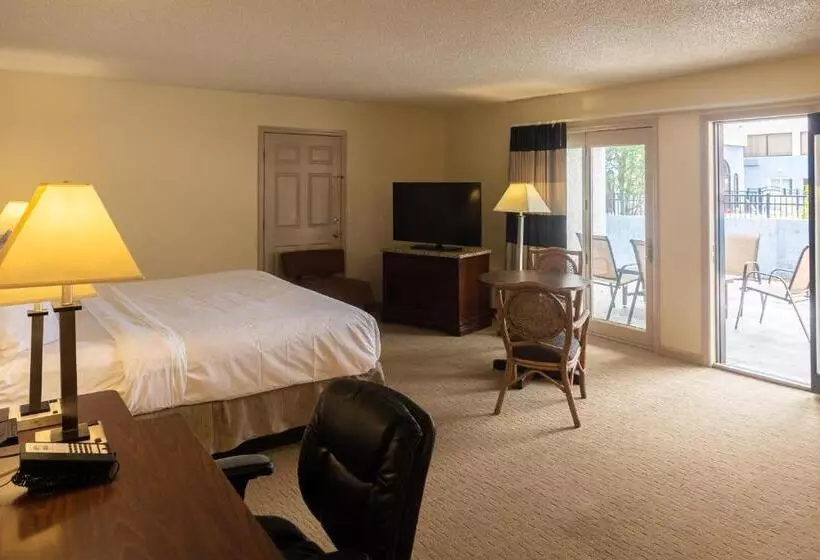Cottonwood Suites Savannah Hotel & Conference Center