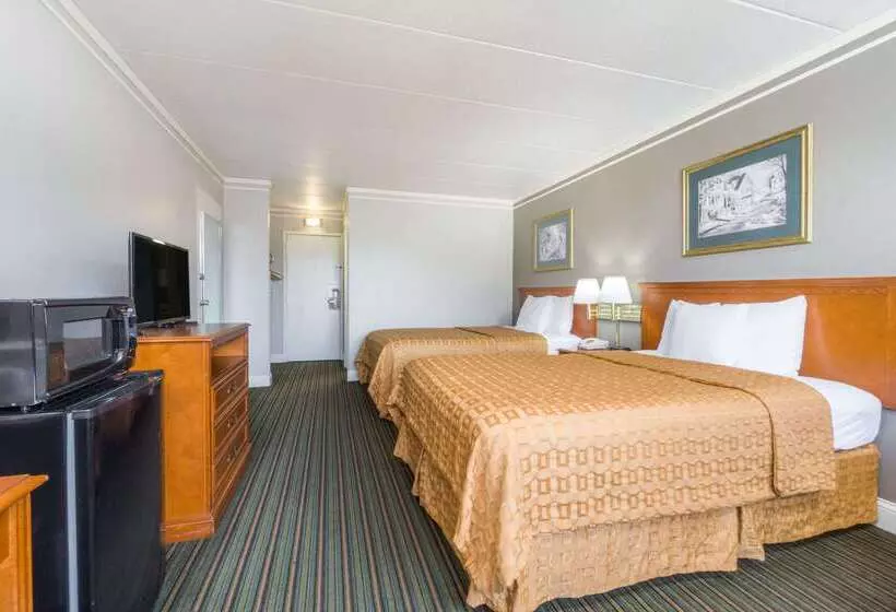 Отель Days Inn By Wyndham Columbus East Airport