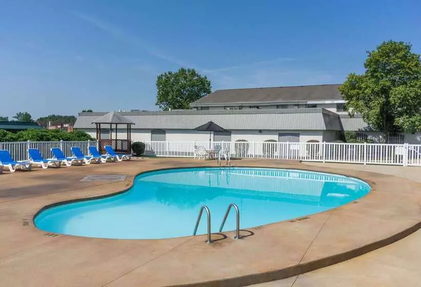 Отель Days Inn By Wyndham Columbus East Airport