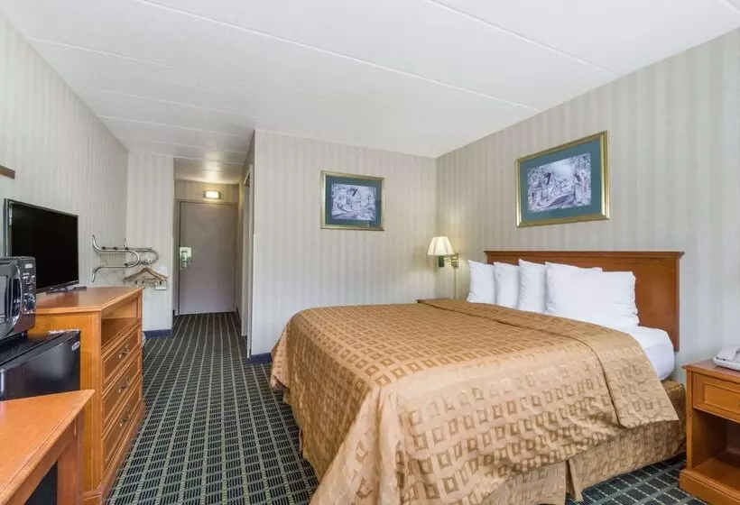 Отель Days Inn By Wyndham Columbus East Airport