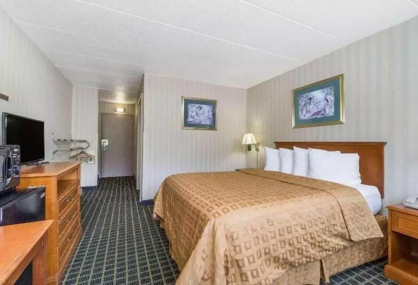 Отель Days Inn By Wyndham Columbus East Airport