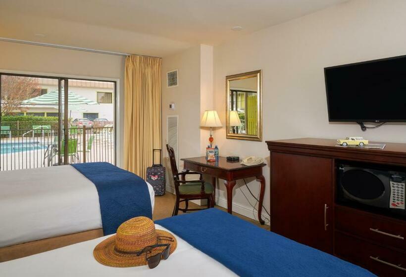 Otel Inn At The Commons