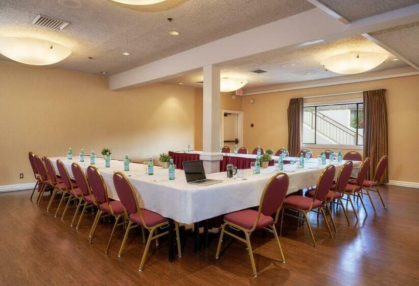 Otel Inn At The Commons