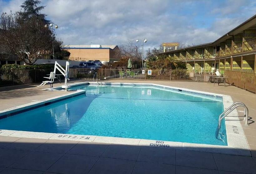 Otel Inn At The Commons