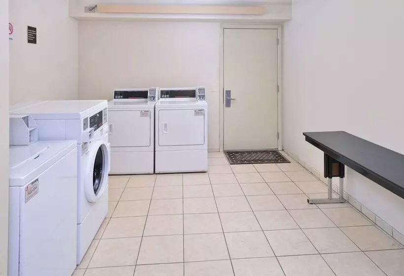 Otel Super 8 By Wyndham Deerfield   Northbrook