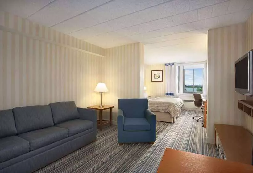 Days Hotel By Wyndham Allentown Airport / Lehigh Valley