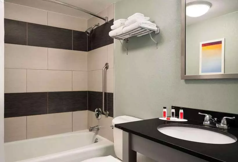 Days Hotel By Wyndham Allentown Airport / Lehigh Valley