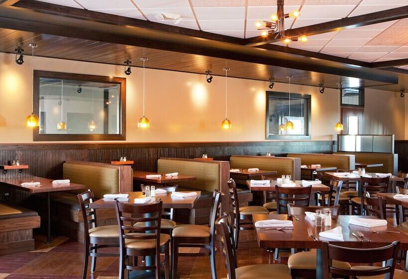 Отель Four Points By Sheraton Saginaw