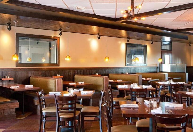 Отель Four Points By Sheraton Saginaw