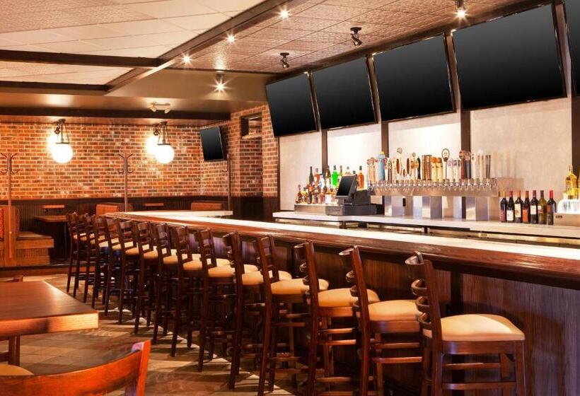 Отель Four Points By Sheraton Saginaw