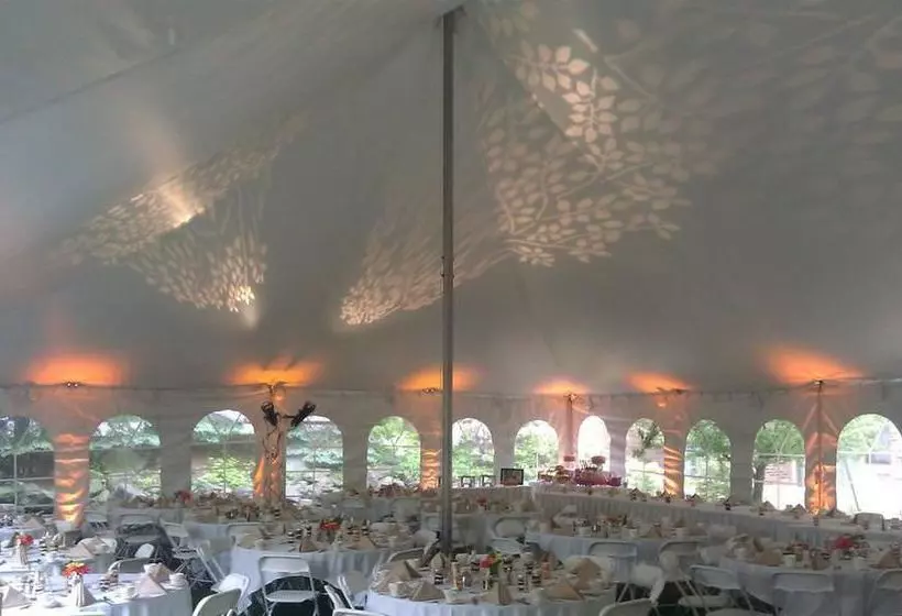 Отель Inn at Nichols Village