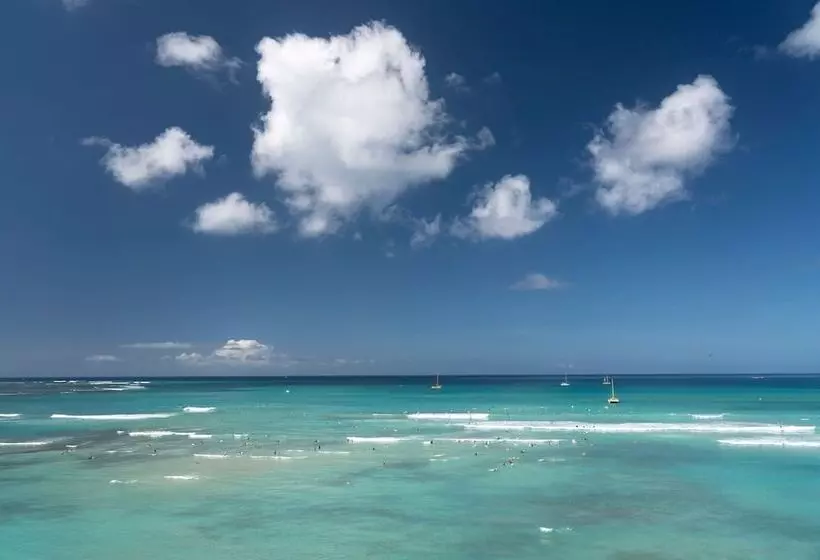 Отель Moana Surfrider, A Westin Resort & Spa, Waikiki Beach