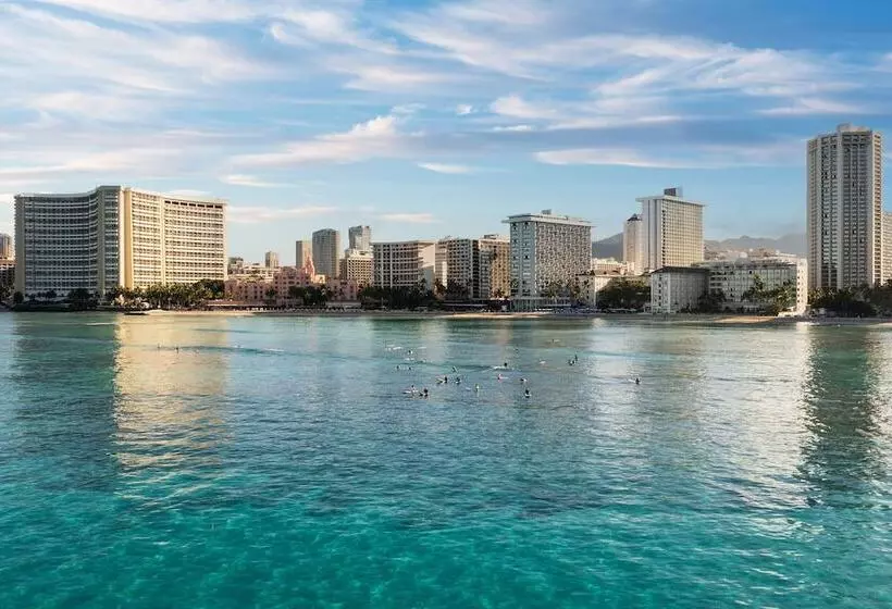 Отель Moana Surfrider, A Westin Resort & Spa, Waikiki Beach