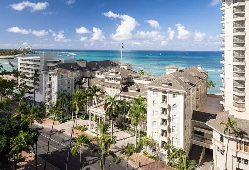 Отель Moana Surfrider, A Westin Resort & Spa, Waikiki Beach