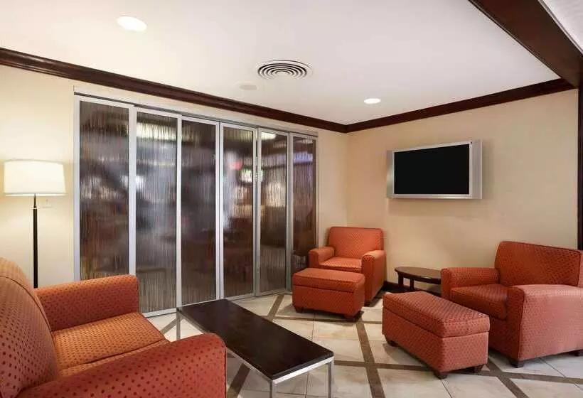 هتل Ramada By Wyndham Newark/wilmington