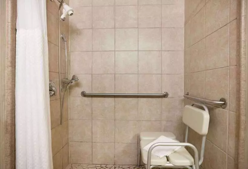 هتل Ramada By Wyndham Newark/wilmington