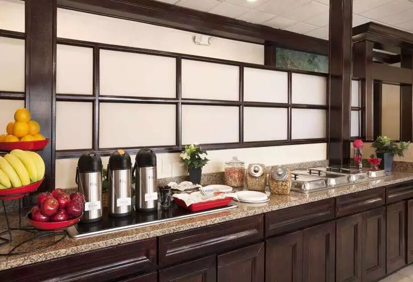 هتل Ramada By Wyndham Newark/wilmington