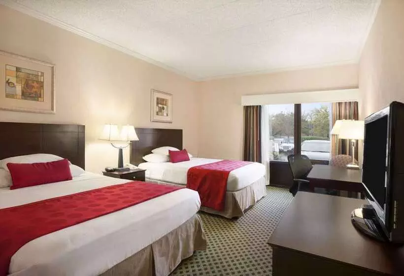 هتل Ramada By Wyndham Newark/wilmington