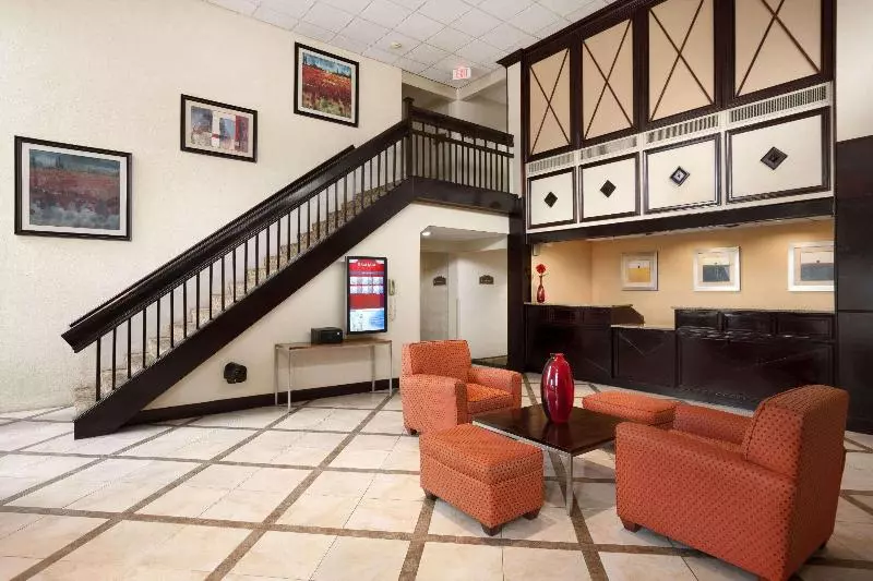 هتل Ramada By Wyndham Newark/wilmington