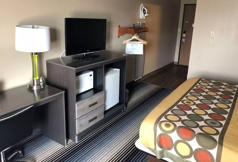 酒店 Super 8 By Wyndham Milwaukee Airport