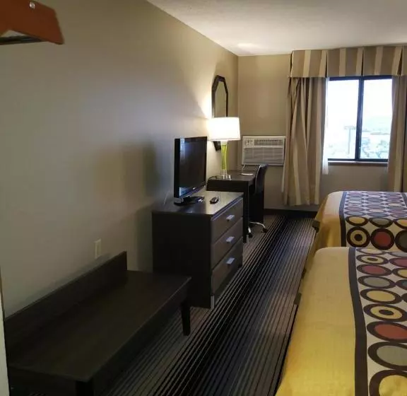 酒店 Super 8 By Wyndham Milwaukee Airport