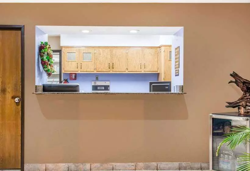 مُتل Super 8 By Wyndham Hot Springs